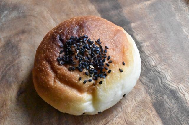 ゴマが香ばしいフワフワあんぱん