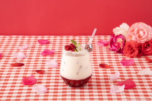 「Strawberry Milk」＜価格：税込990円＞【キティちゃんと可愛さ溢れるカフェでお祝い♪「ハローキティ50周年記念カフェ」が東京・大阪・愛知にオープン！】