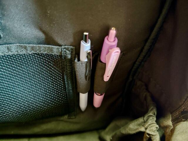 ペンホルダーにボールペンを1本ずつ収納