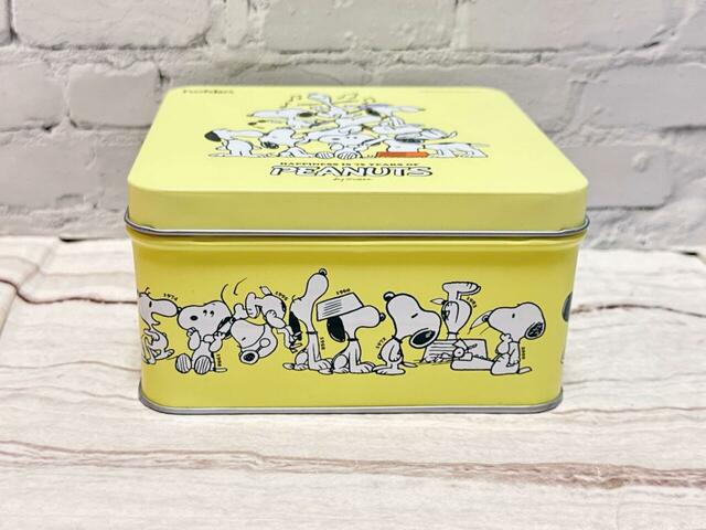 【カルディ/ピーナッツ75周年 クッキー缶】360度ぐるりとスヌーピーのイラスト入り!全ての面が異なるイラストです