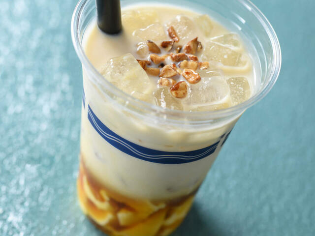 ソイミルクカクテル（クレームブリュレリキュール、ナッツ） 830円｜販売店舗：東京ディズニーランド「プラズマ・レイズ・ダイナー」｜ディズニー・パルパルーザ「ヴァネロペのスウィーツ・ポップ・ワールド」スペシャルメニュー