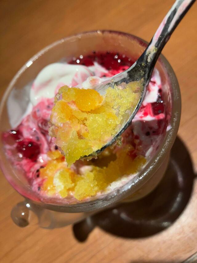 マンゴー氷もキンキンに冷えてて美味しい！こちらにも果肉が入っていて、これもかなり良い。