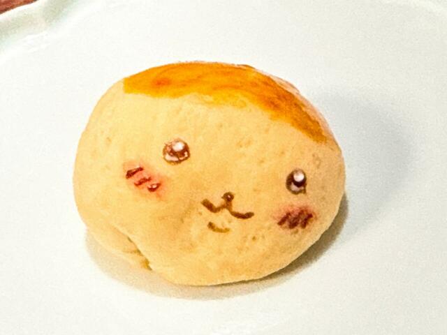 目を少し小さくして離れさせ、お酒を飲んで浮腫んでいる雰囲気を演出