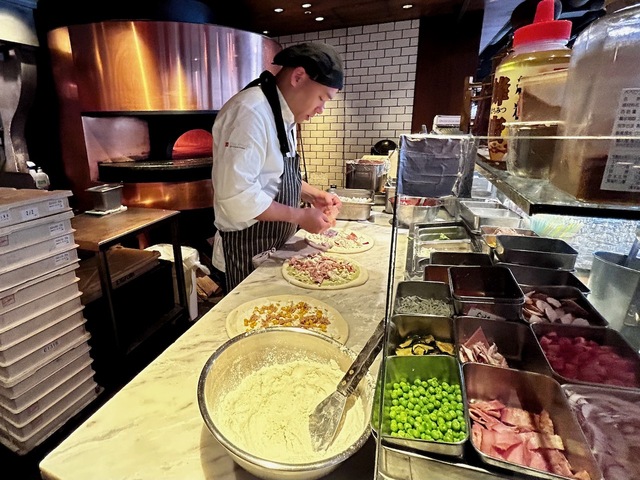 【ザ キッチン サルヴァトーレ クオモ銀座】ピッツァ職人の清水俊吾さんが複数ピッツァを同時に作っていました