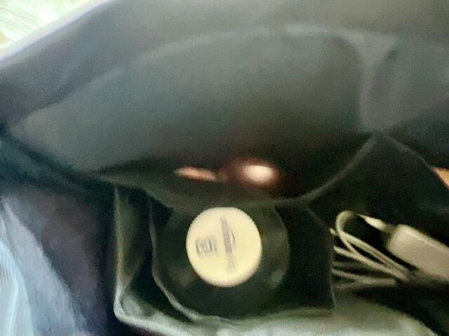 仕切りポケットにモバイルバッテリーとイヤホンを収納