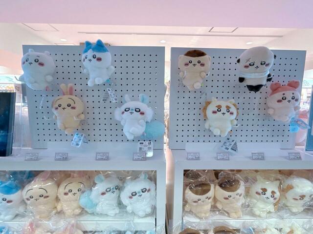 池袋パルコ店先行販売「ちょこっとポージングぬいぐるみ」 各2,200円(税込)