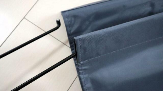 【八番屋 ハンギングボックス A4対応】フックにあるバーをケースに通すだけでOK