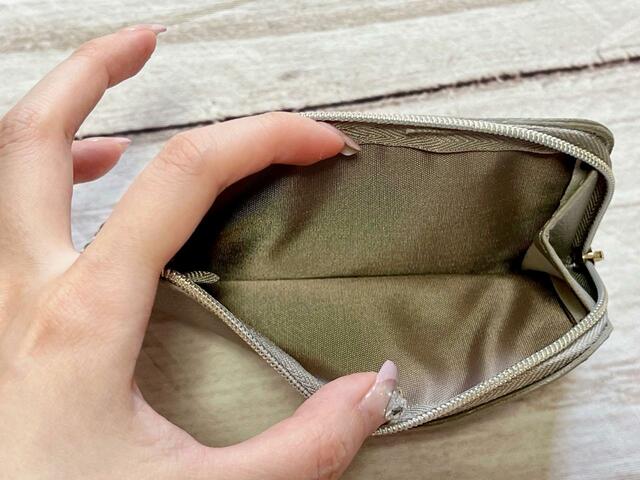 マチ付きでガバッと開き、中が見やすい！