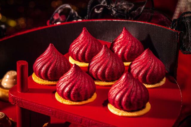 「深紅のフレンチカンカン」<期間:2026年9月5日〜11月1日>【【ヒルトン福岡シーホーク】秋限定の魅惑のパーティ!艶やかな深紅のスイーツに包まれる幻想的なスイーツビュッフェ開催!】