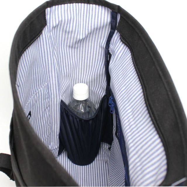 【moz新色】伸縮する「moz pocket」 内側には、中に入れるものの幅に合わせて伸び縮みする独自のボトルホルダーを搭載