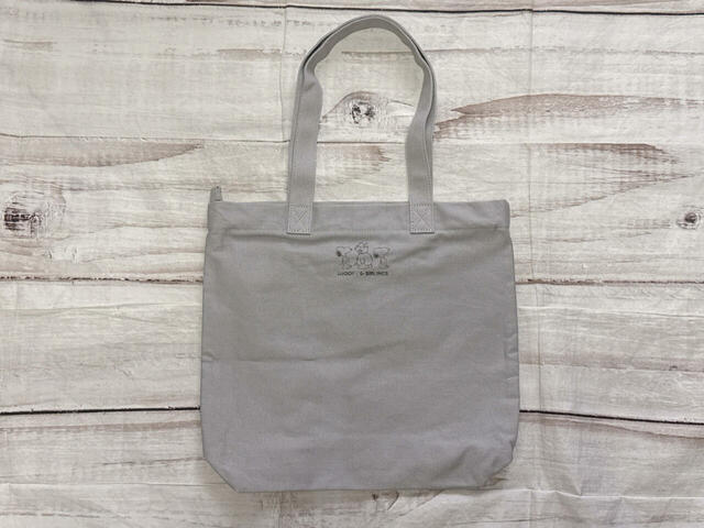 バックにもかわいいプリント入りなのがうれしい！