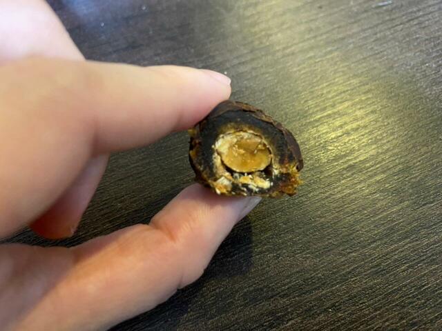 【業務スーパー　ハイカカオダークチョコ＆デーツ(アーモンド)】アーモンドとデーツが優しい甘さ