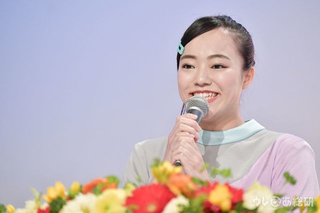 体操のお姉さん 秋元杏月 マイク両手持ち - おかあさんといっしょ 交代記者会見