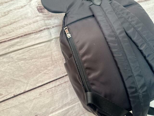 背面にファスナーポケット付き!