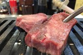 様々な部位の熟成肉を一度で複数味わうことができます。
