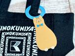 ねこのチャームは紙製で、引っかけ式なので、取り扱いには少し注意が必要かもしれません