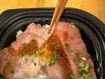 【ロピア ローストビーフ丼】箸で持ち上げてみると、ソースがとろりと絡んでいるのがよく分かりました♪
