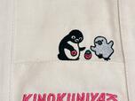 【紀ノ国屋×Suicaのペンギン】「ビッグトート いちご」Suicaのペンギンの刺繍は、フロントポケット上部に施されています。子ペンギンまで登場している豪華なデザイン！