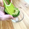 【アボカドカッター】スライスしながら果肉をすくいだす