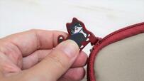 【リヒトラブ にゃんシーン ショルダーポーチ】ファスナーにこの角度で付いているのは珍しい
