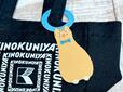 ねこのチャームは紙製で、引っかけ式なので、取り扱いには少し注意が必要かもしれません