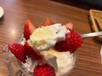 いちごとアイスクリームのの相性も抜群！【びっくりドンキーのジョッキパフェ】