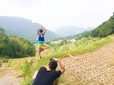 棚田でヨガポーズのオフショット（2014年） 提供:宮澤佐江