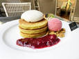 ブラータチーズ＆ピスタチオパンケーキ ベリー添え ¥2,800※税込み、サービス料別
