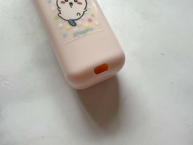 紐が通せる穴付き。紐を通せば首から下げることもできます