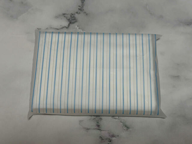 ティッシュか不要な布を用意しましょう。スプーンについたワックスを拭き取るときに使います。ウェットティッシュでもOK