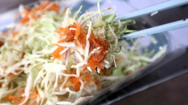 【ラ・ムー  フレッシュサラダ（105円）】にんじんにドレッシングを集中投下して「にんじんドレッシング」にするのがおすすめです