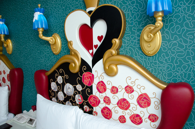 東京ディズニーランドホテル「ディズニーふしぎの国のアリスルーム」©Disney