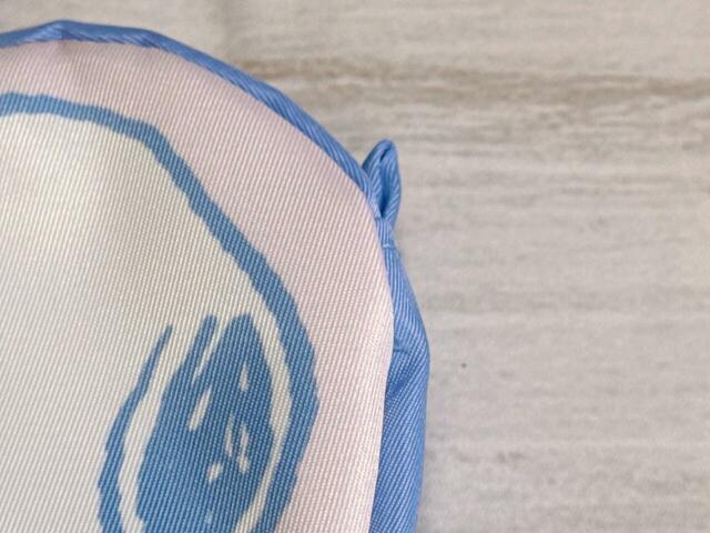 素材表記はありませんが、実際に触ってみるとポリエステル調の素材感です