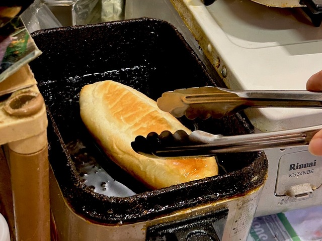 【ハト屋パン店】あげコッペは注文後、1本1本揚げてくれるぞ