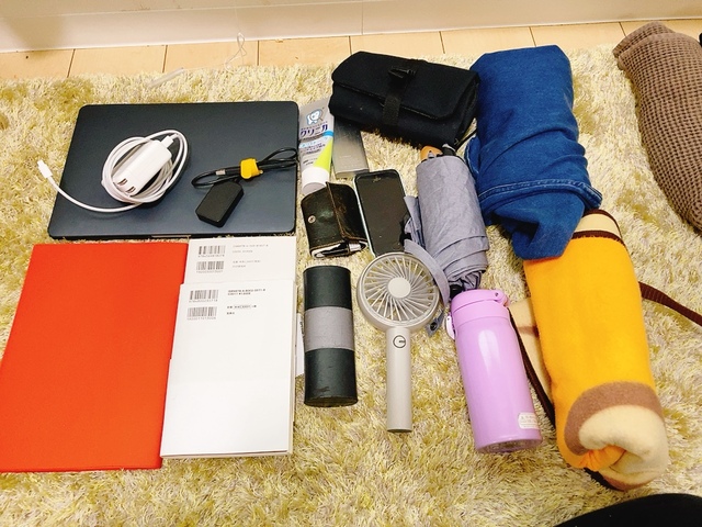 【ワークマン 防水デイバッグ】ノートパソコン、充電器類、手帳、本2冊、メガネケース、携帯扇風機、スマホ、財布、歯磨き粉、水筒、折りたたみ傘、ポーチ、デニムジャケット、ひざ掛け、バスタオルが収納できました