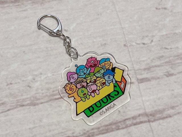 アクリルプレートのキーホルダー。サイズは約縦5.2cm×横5.5cm