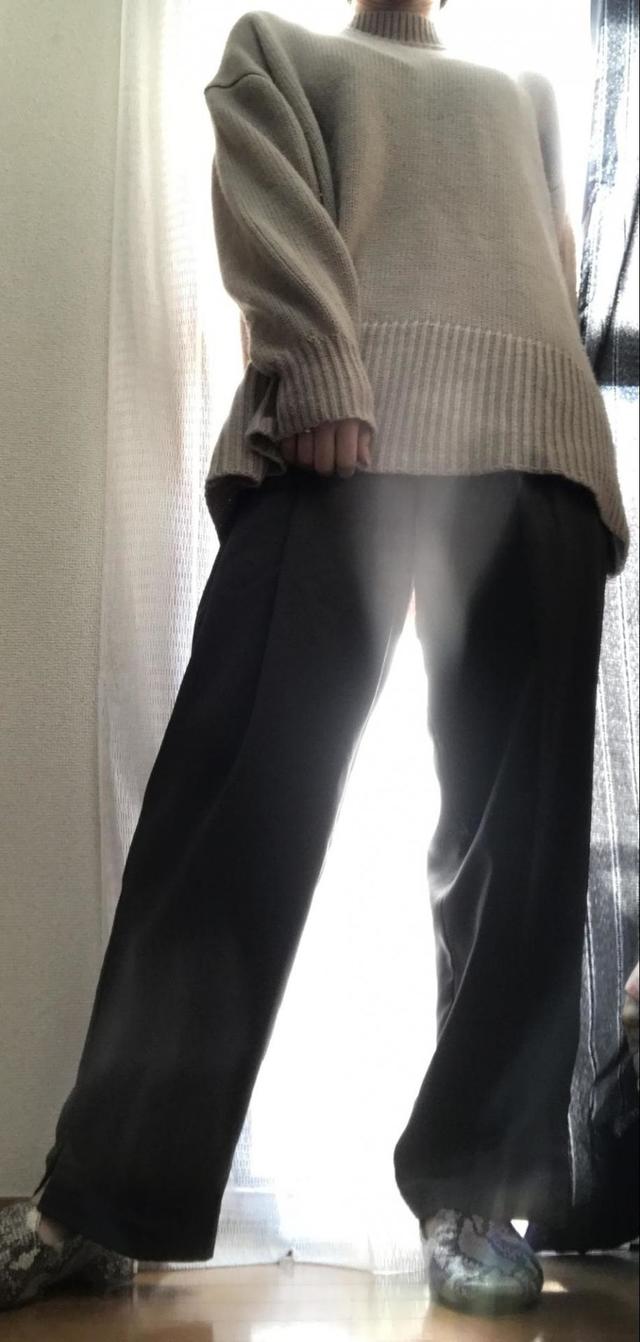 【GUのサテンテーパードパンツ】ゆるめのシルエットのニットと合わせて、きれいめコーデに！