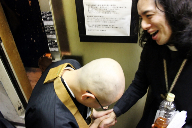 超カオスな対バン「坊主バンドvs.牧師ROCKS」の模様