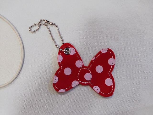 リボンチャームは水玉デザイン
