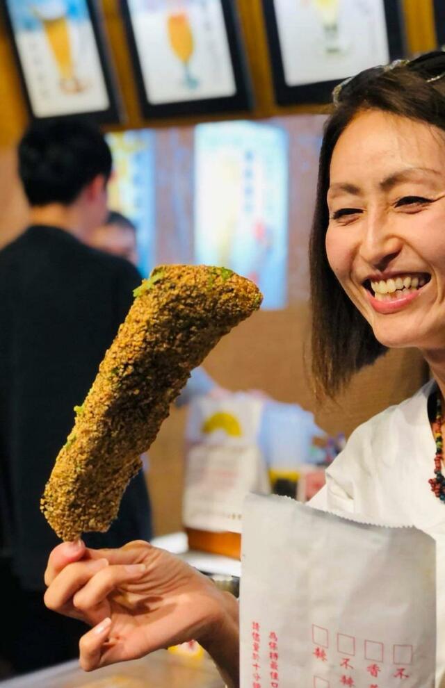 【台湾6泊7日食べ歩きの旅①台北編】特大サイズの豬血糕を前に微笑まずにおれない筆者。アツアツの作りたてにピーナッツ粉とパクチーがトッピングされている。冷めると味が落ちてしまうので、温かく柔らかいうちに食べるのが鉄則