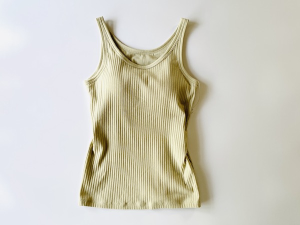 【GU（ジーユー）】ブラフィールリブタンクトップ／胸の開きがちょうどよく、下着っぽさがないのでシアーシャツのインナーに着ても良さそう