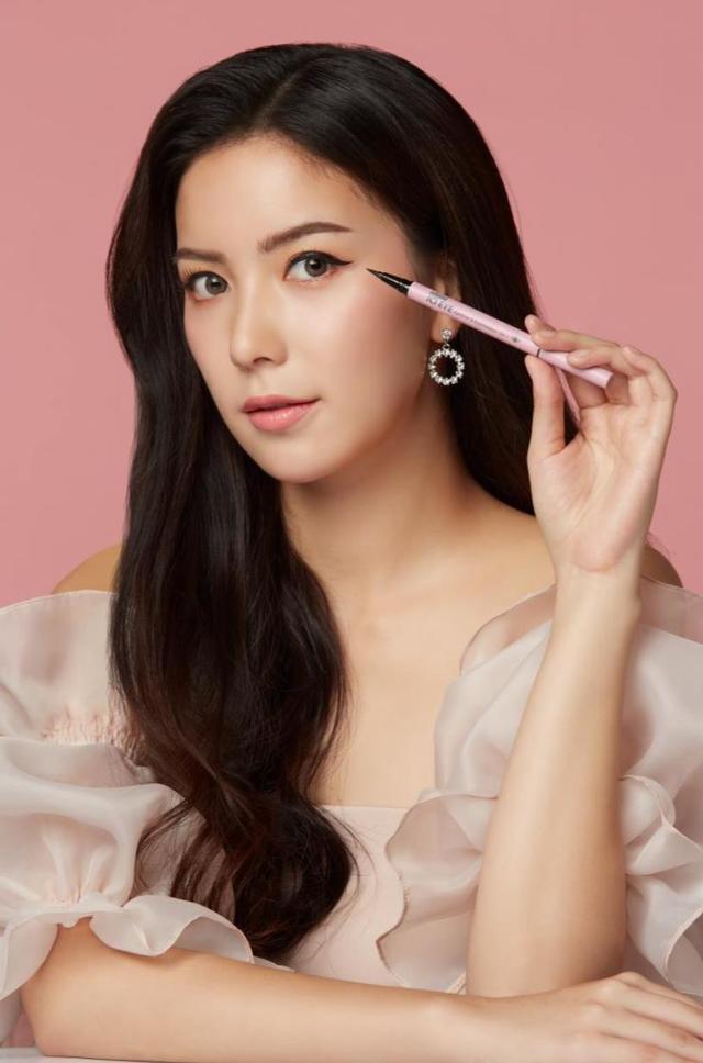 Mook（ウォラニット・ターワンウォン）　MISTINE　IDOLO　ICI　EYE　アイライナーアンドアイシャドウ