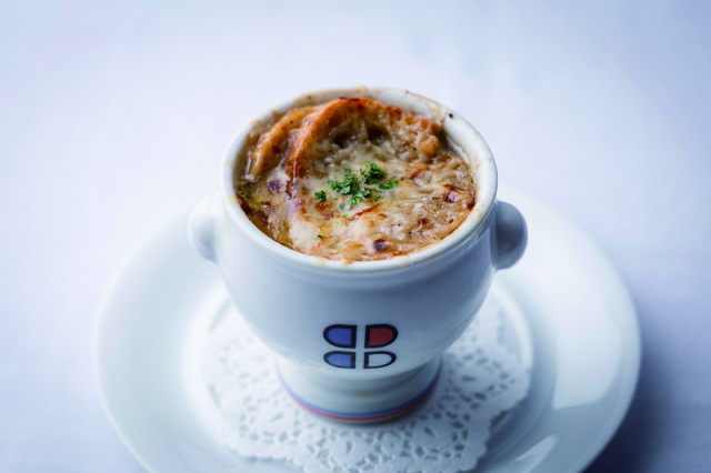 ブラッスリー ポール・ボキューズ銀座  北海道バターとチーズを使ったオニオングラタンスープ　880円