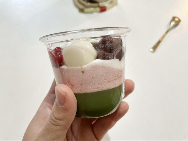 【セブン-イレブン 宇治抹茶と苺のパフェ】視覚からも楽しめる新作スイーツです