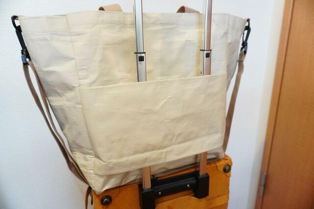 【3COINS マザーズバッグ】キャリーケースに固定できるベルト付き