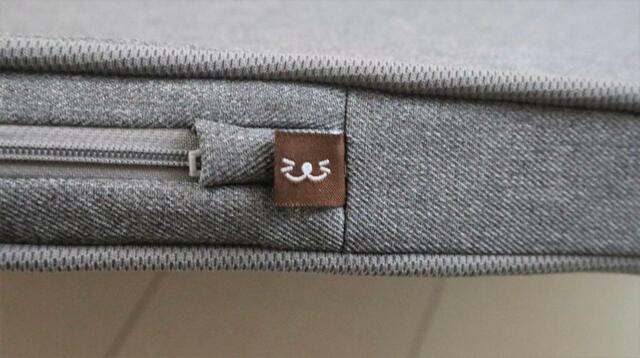 【ニトリ ペット用クッション】ファスナートップのカバーが親切、タグも可愛い！