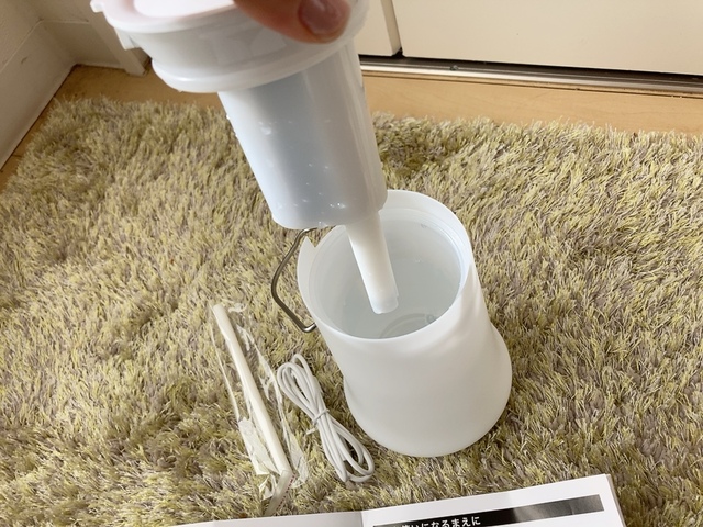 【ニトリ ランタンになるコードレス加湿器】本体上部の蓋を取り外して水を入れるだけ