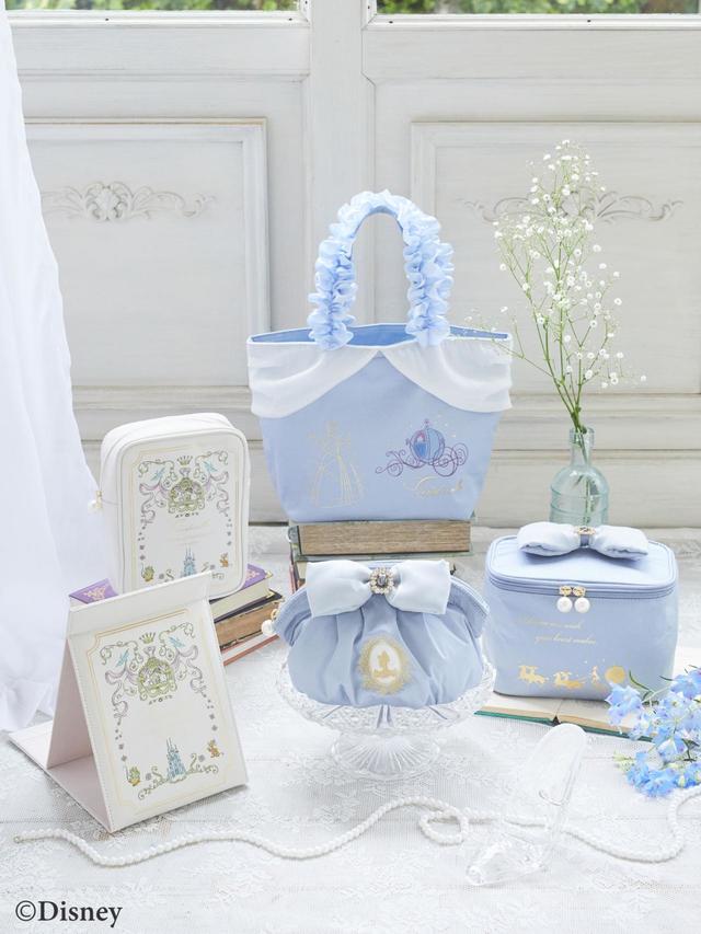 【メゾフル×シンデレラ】フリルハンドルトートバッグ、リボンポーチ、アクセサリーポーチ、ミラー、スクエアポーチの全5型が登場