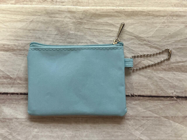 バックは装飾がないシンプルなデザイン