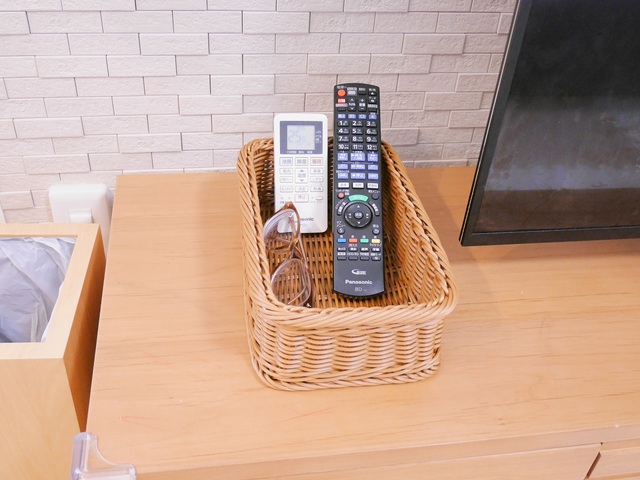 【ベルメゾン　洗えるラタン調収納バスケット  ブラウン ｜￥1,980～4,790 （税込）】リモコンやメガネなど、リビングのちょっとした小物がしまえます